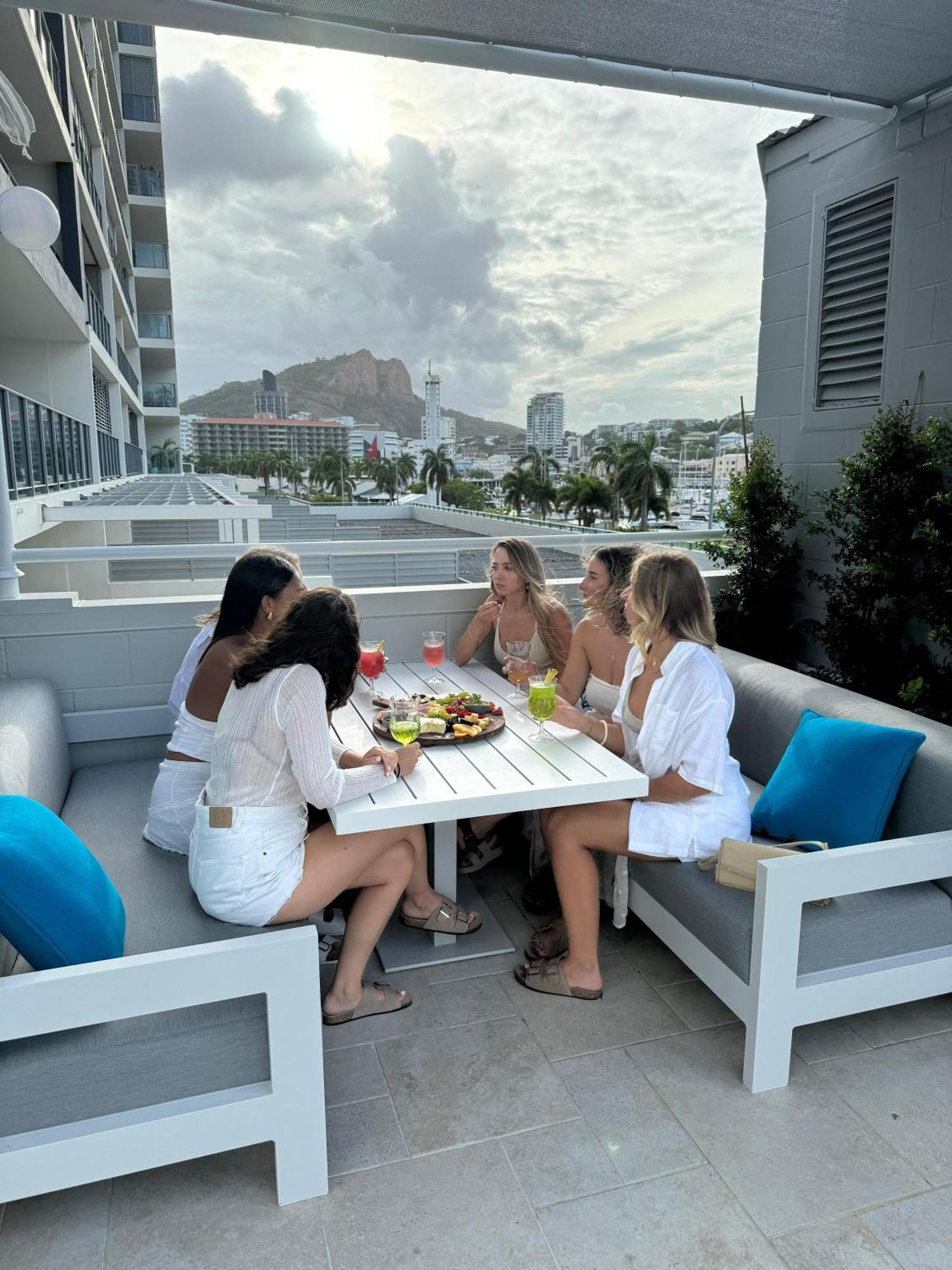 Belmoral Corporate Suites (Adults Only) Townsville Exterior photo